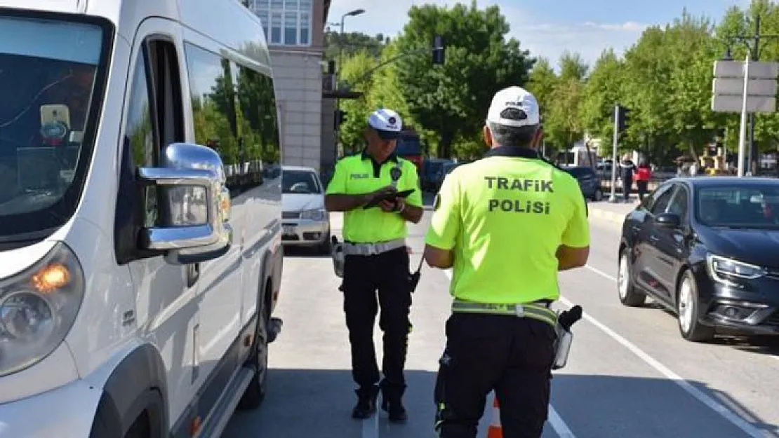 Trafikte yeni dönem: Toplu taşımada tüm yolcular için emniyet kemeri zorunlu oldu