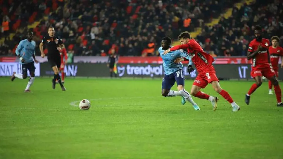 Trendyol Süper Lig: Gaziantep FK: 1 - Adana Demirspor: 0 (İlk yarı)