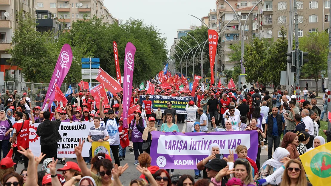 Tuncer Bakırhan, 1 Mayıs Mitinginde Abdullah Öcalan'ın Mesajını Paylaştı