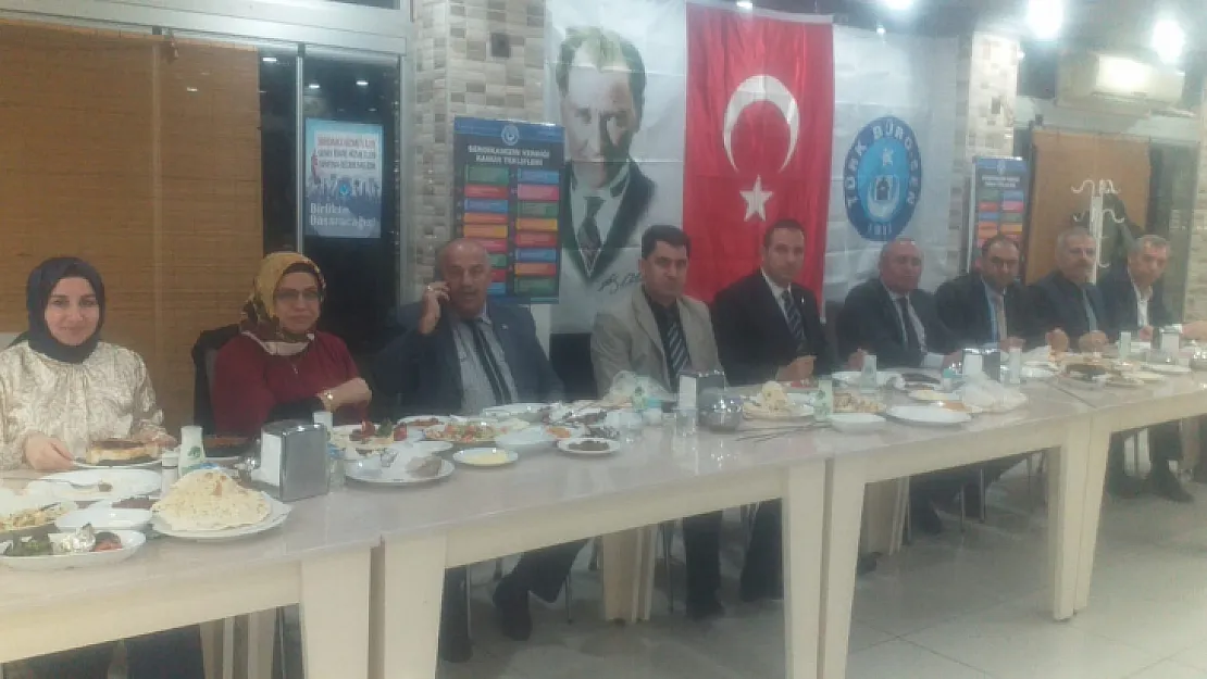 Türk Büro-Sen yetkilileri Siirt'te üyeleriyle yemekte bir araya geldi