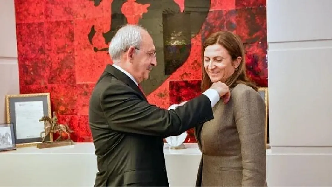 Türkan Elçi CHP'ye katıldı, rozeti Kılıçdaroğlu taktı