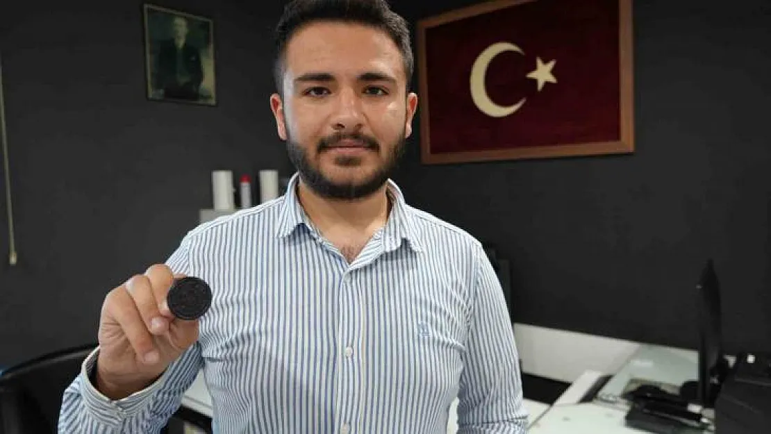 Türkiye'nin en genç muhtarı mührü babasından alarak göreve başladı