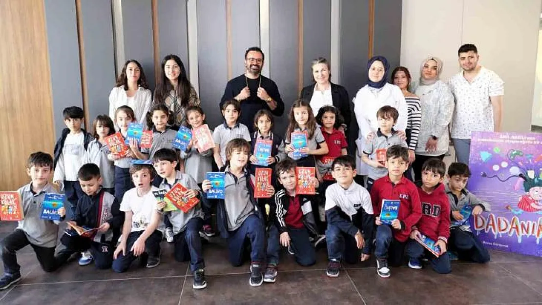 Ünlü yazar Erdem Koleji'nde imza gününe katıldı