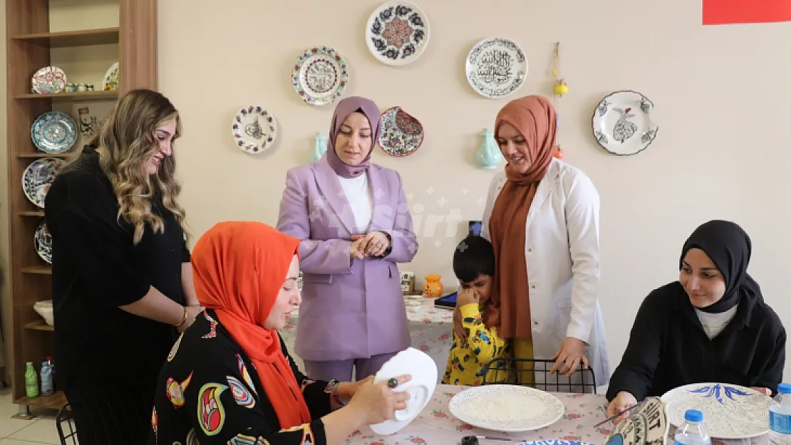 Vali Eşi Nurten Kızılkaya Kadın Yaşam Merkezinde Kursiyerlerle Bir Araya Geldi