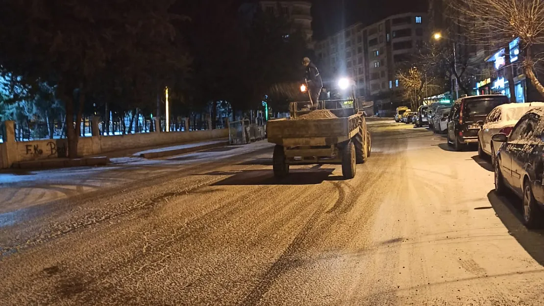 Vali Kızılkaya Geceden Talimatı Verdi! Siirt Belediyesi, Buzlanmaya Karşı Tuzlama Çalışmalarını Sürdürüyor