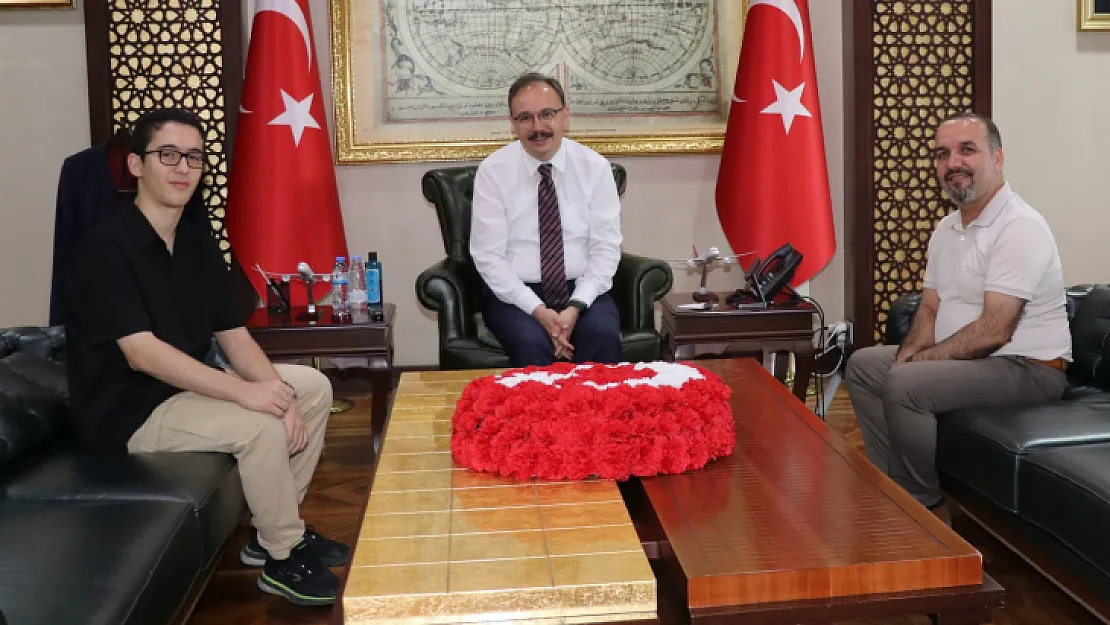 Vali Kızılkaya, LGS Türkiye Birincisi Muksit Kaya'yı Kabul Etti