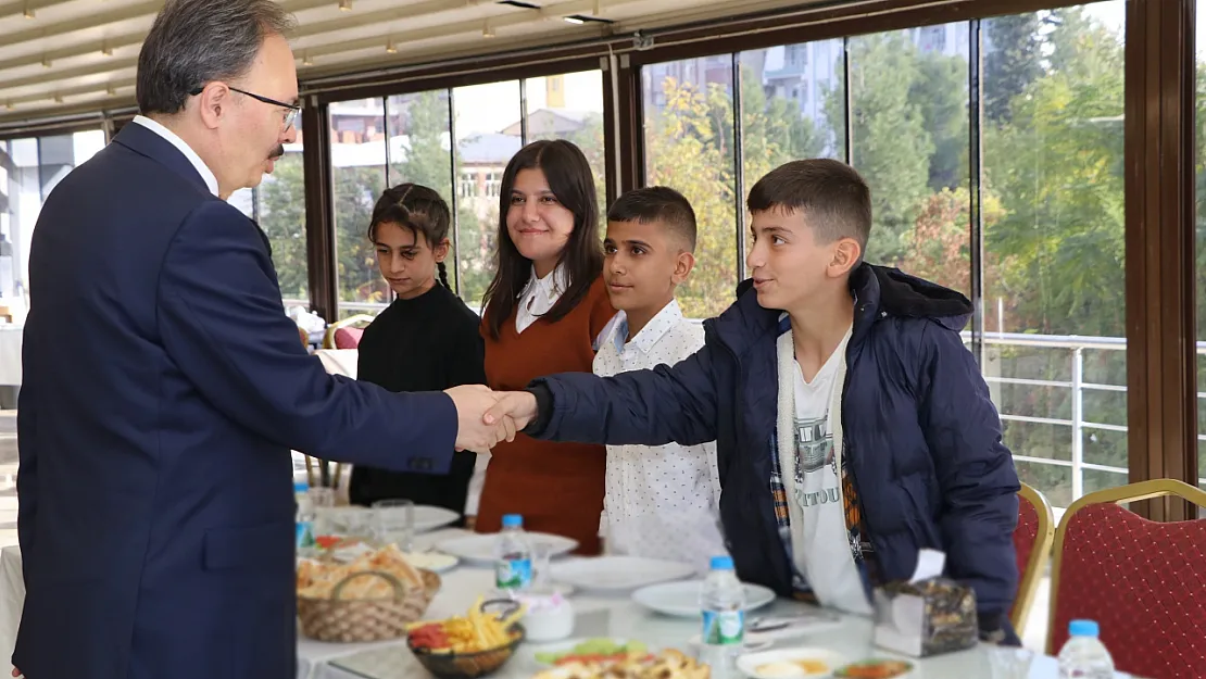 Vali Kızılkaya, Şiir Yarışmasında Dereceye Gören Öğrencileri Misafir Etti