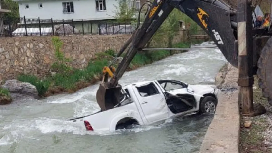 Van'da kamyonet dereye uçtu: 2 kişi öldü, 3 kişi yaralandı