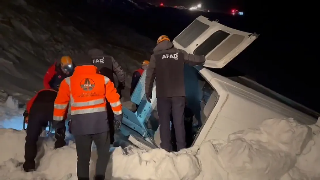 Van-Hakkari karayolunda minibüsün üzerine çığ düştü: 1 ölü 14 yaralı