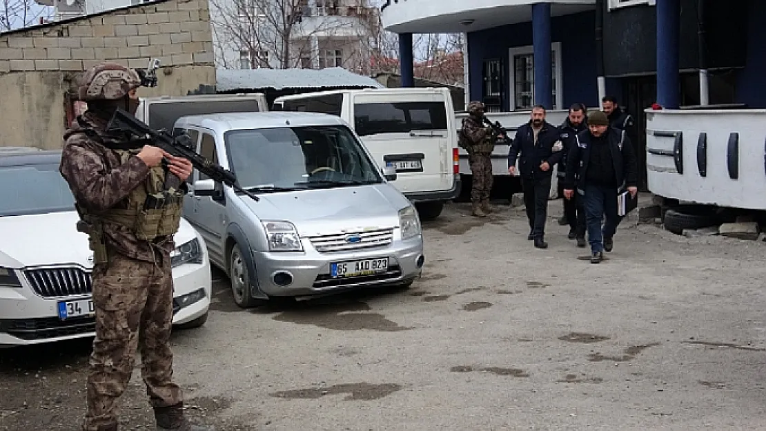 Van ve Bitlis Merkezli 5 ilde göçmen kaçakçılarına operasyon: 74 gözaltı