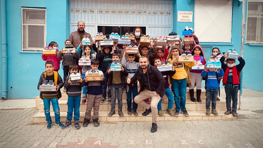 Vekil Öğretmen Siirt'te Okullara 9 Kütüphane ile Hobi ve Zeka Oyunları Sınıfı Kazandırdı