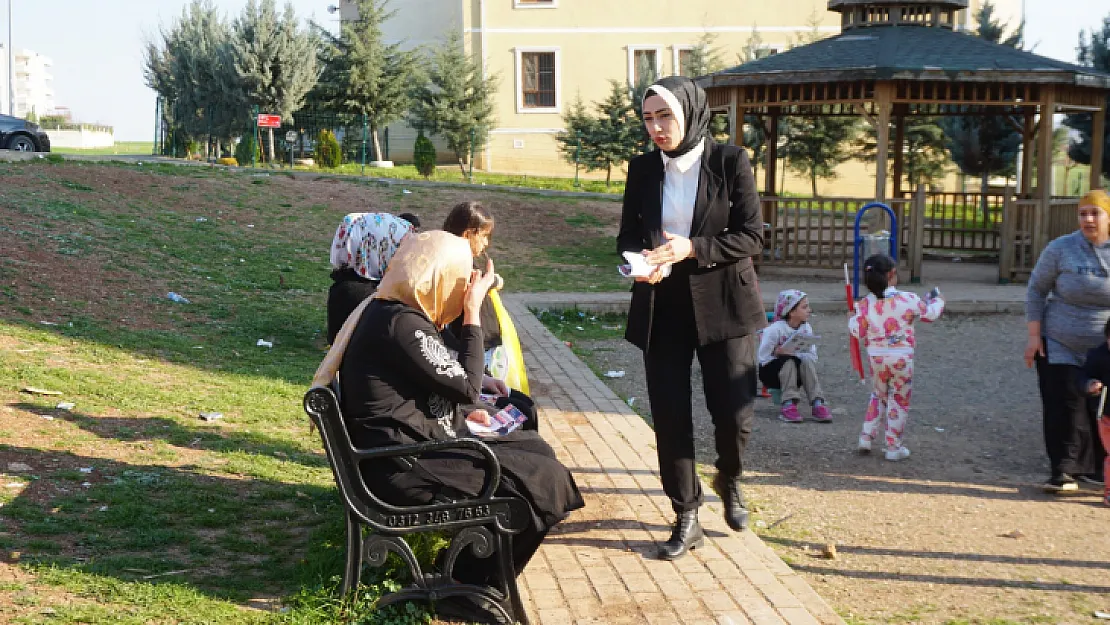 Veysel Karani Mahallesi'nde Yola Çıkan Kadın Muhtar Adayı Zeliha Oktayi, Kapı Kapı Geziyor