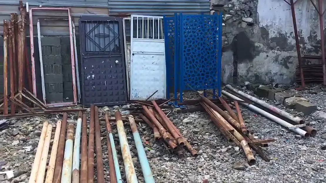 Siirt'te 4 ton hurda çalıp  yakandılar