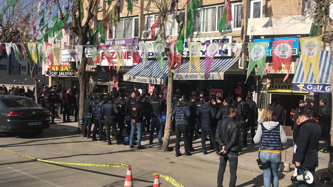HDP İL BİNASI ÖNÜNDE HAREKETLİ SAATLER