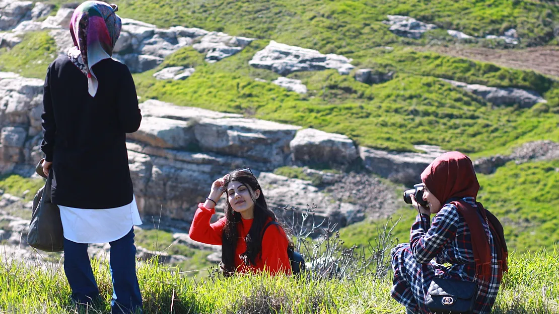 Siirt'in tarihi güzelliklerini fotoğraflayarak tanıtıyorlar