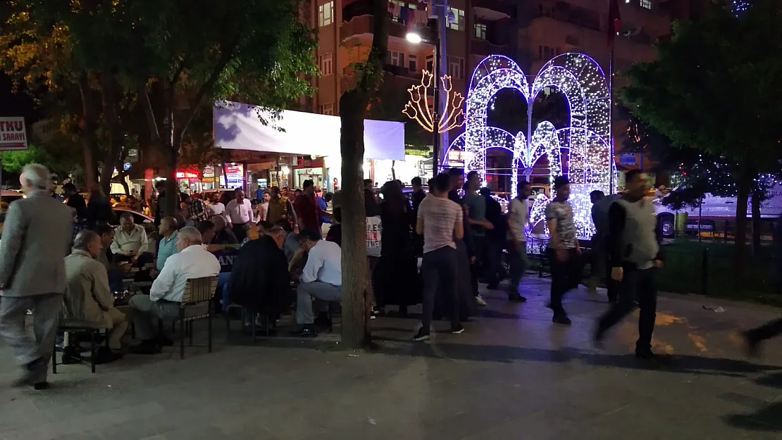 Güres Caddesi'nde kaldırımları işgal etmeyi abarttılar