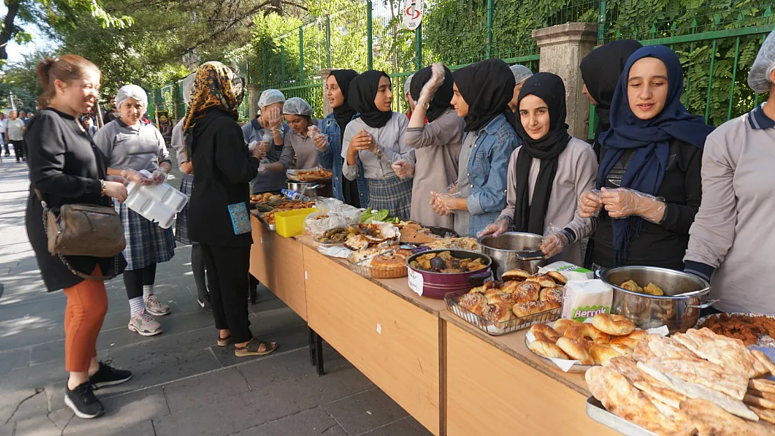 YARDIMA MUHTAÇ ÖĞRENCİLERE EL UZATTILAR