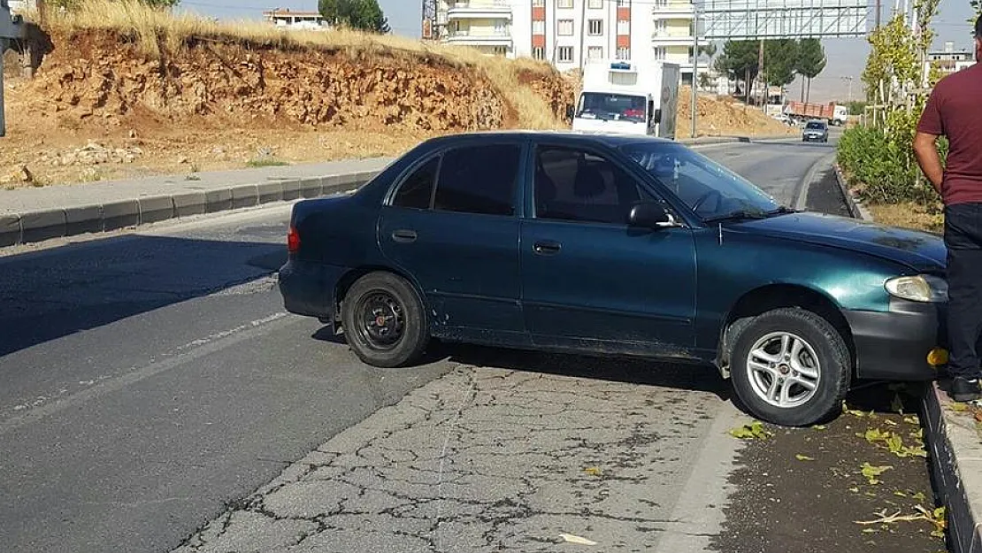 Tırın sıkıştırdığı otomobil refüje çarptı