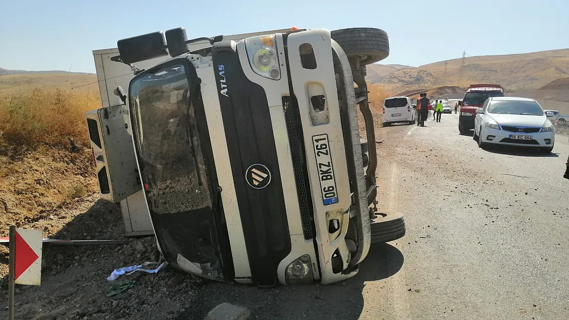 Siirt'te kamyon devrildi, yol trafiğe kapandı