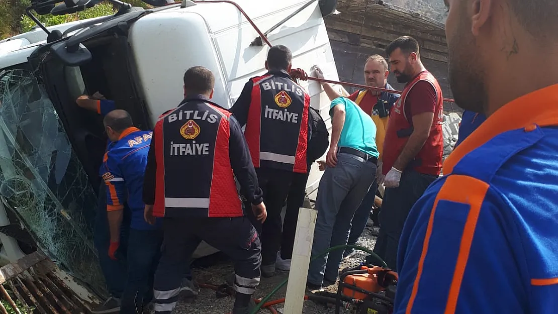 Tır köprüde asılı kaldı: 2 yaralı