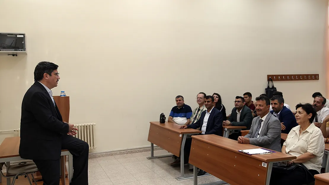 Prof. Dr. Yasin Aktay Siirt Üniversitesi'nde Ders Veriyor