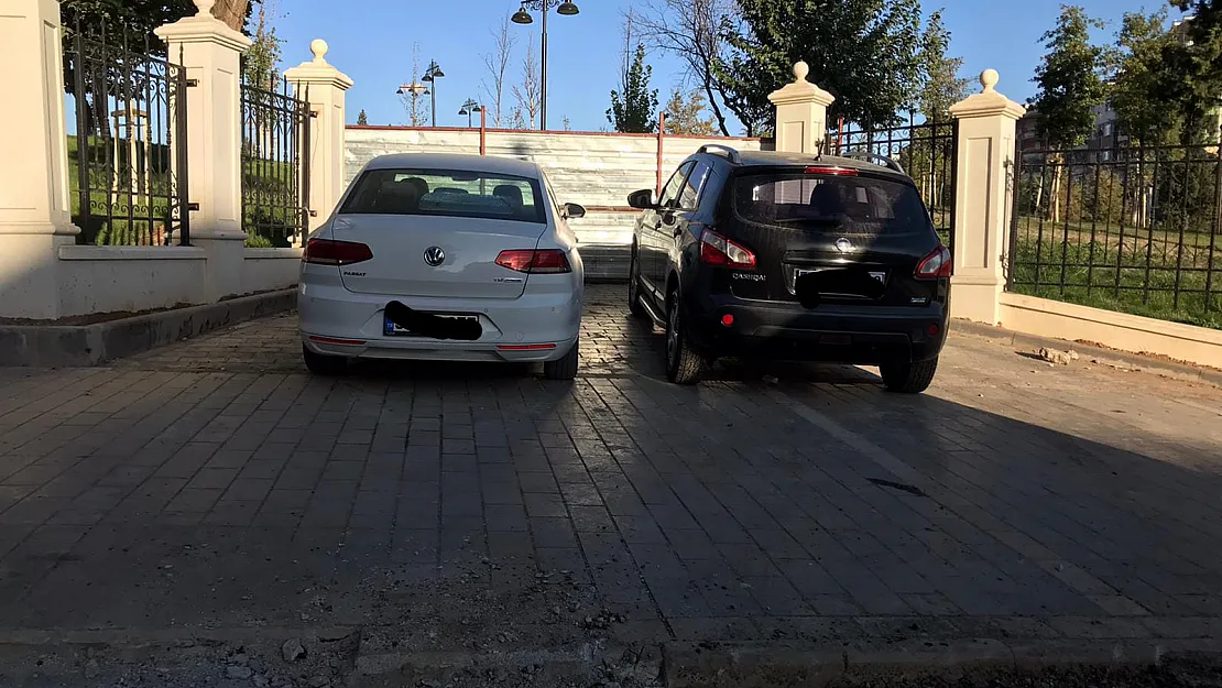 Araçlarını park etmek için kaldırımları kırdılar