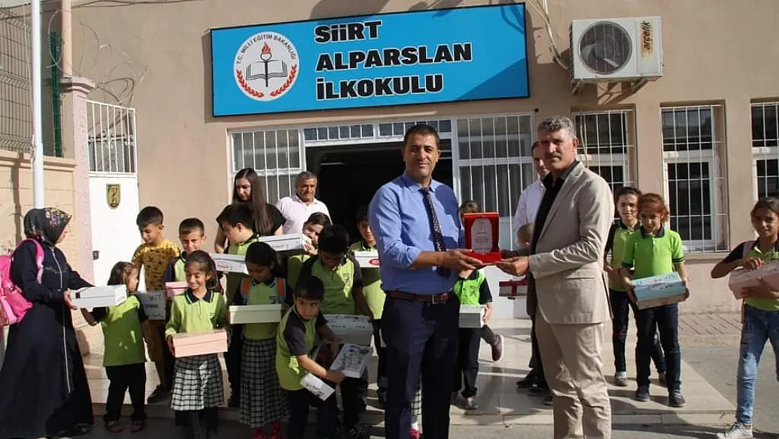 Siirt'te hayırsever iş insanı Yıldız'dan öğrencilere ayakkabı yardımı