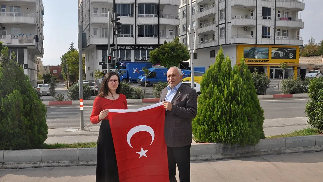 Siirt TSO Tarafından Üyelerine Bayrak Dağıtımı