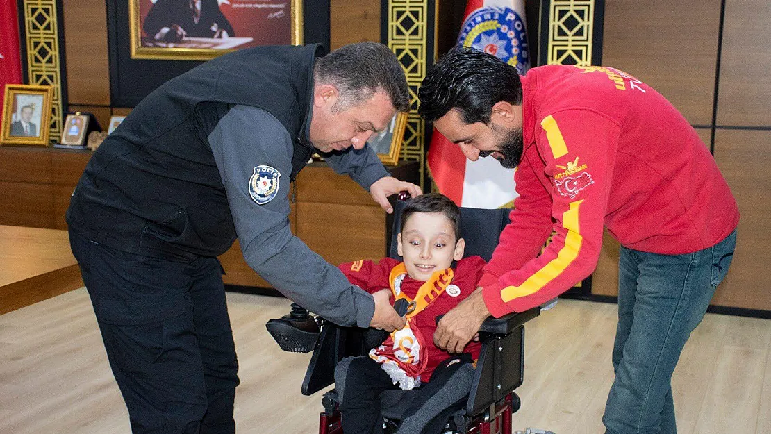 Galatasaraylı Gençler Çocukları Sevindiriyor