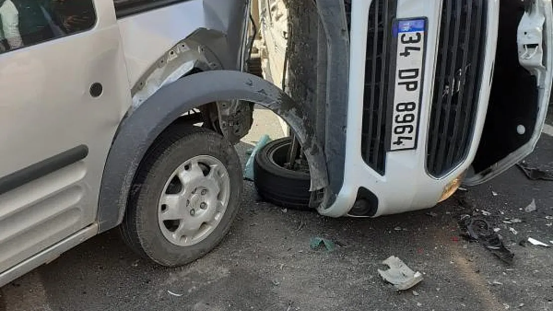 Siirt'te 2 Araç Birbirine Girdi
