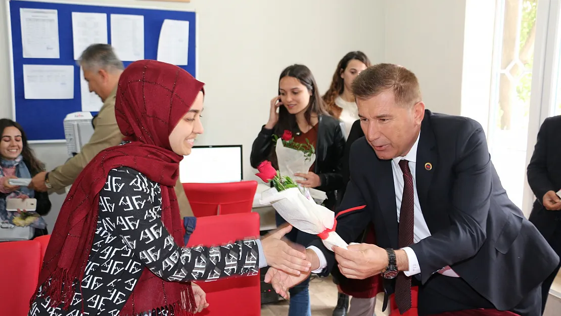 Başkan Lale Öğretmenler Gününü Kutladı