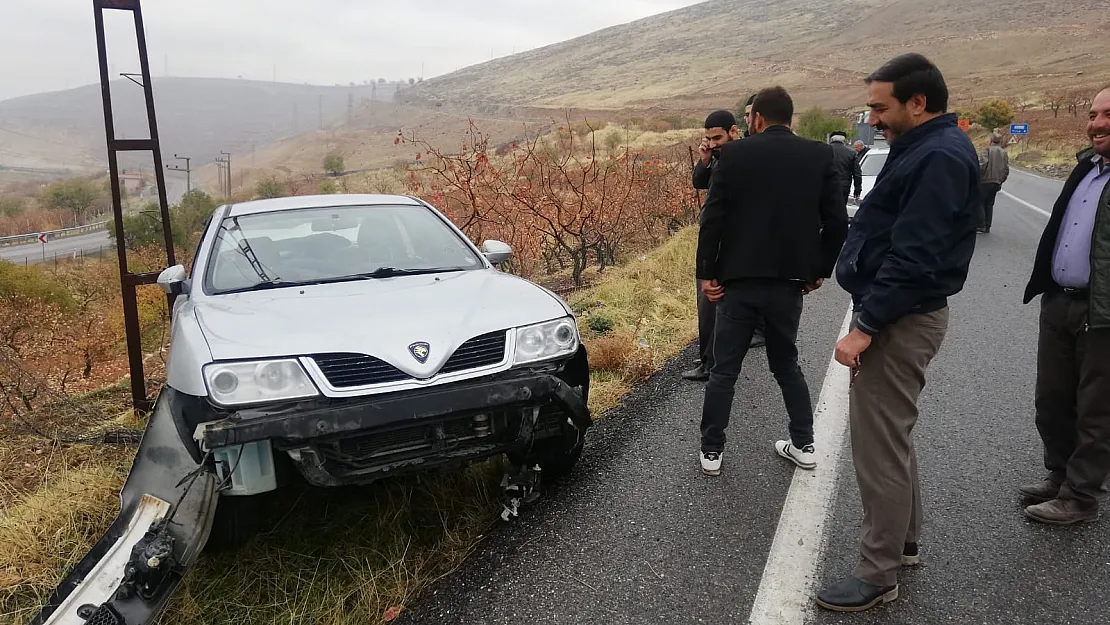 Öğrenci Servisini Geçmeye Çalıştı Bariyere Çarptı