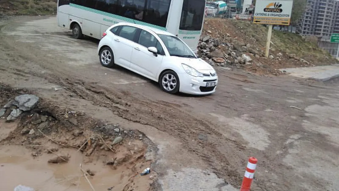 Siirt'te Yüzlerce Aracın Geçtiği Yolda Tehlikeli Çukur