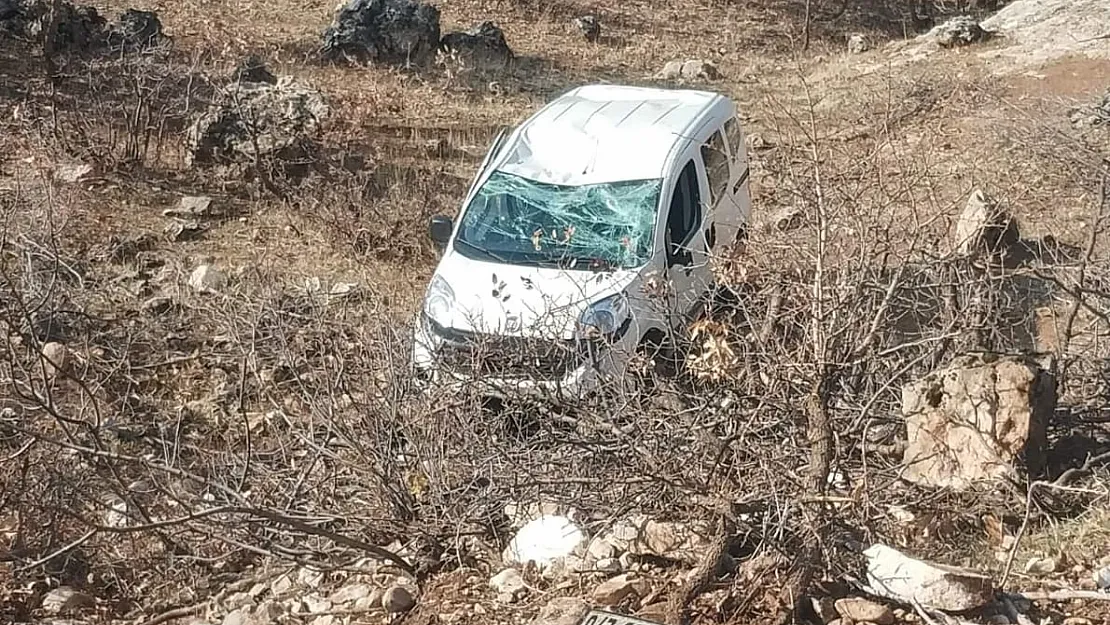 Siirt'te Otomobil Şarampole Devrildi: 1 Yaralı