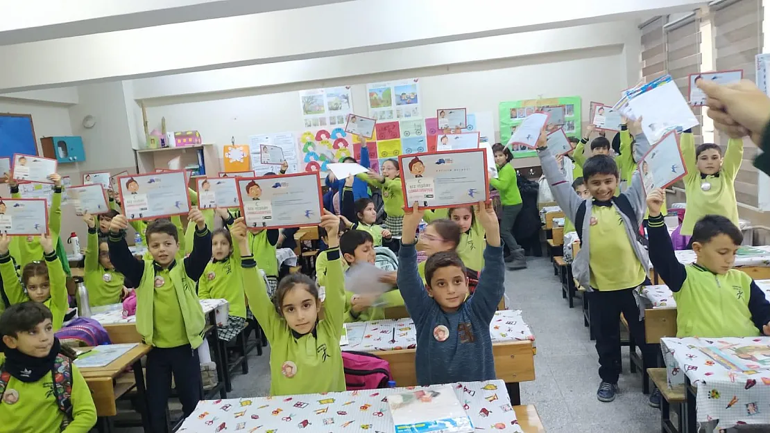 Siirt'te Öğrenciler Bağımlılık Konusunda Bilinçlendiriliyor