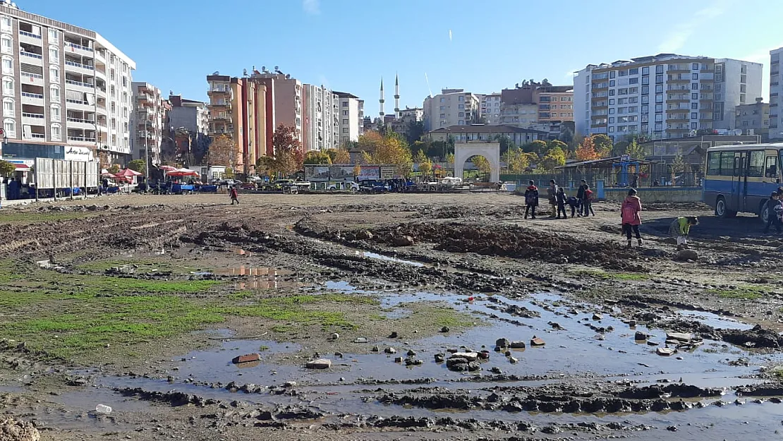 Çocuklar Çamur İçinde Eğleniyor