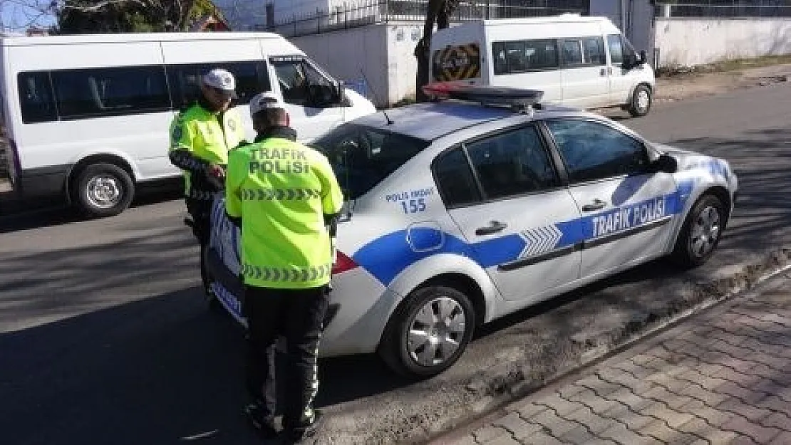 Komşu İlde Trafik Polisi Eşine Ceza Kesti