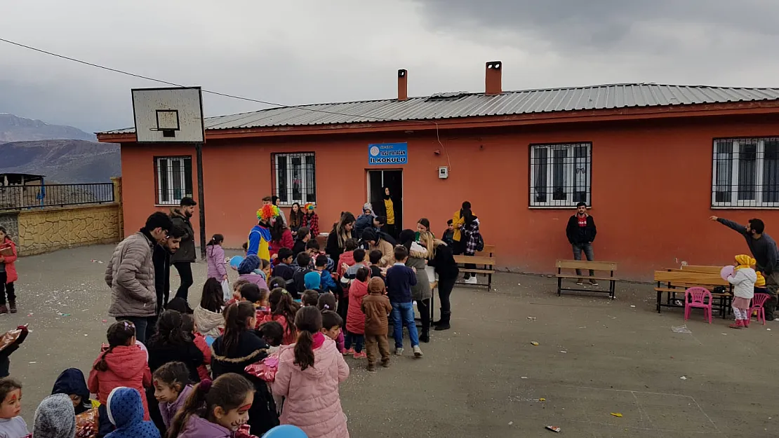 Ünlü Sanatçı Sıla'dan Siirt'te Köy Okuluna Kitap Yardımı