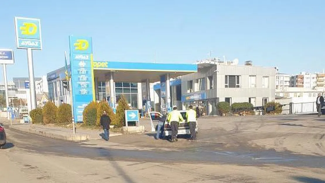 Trafik Polisleri Mahsur Kalan Aracın İmdadına Yetişti