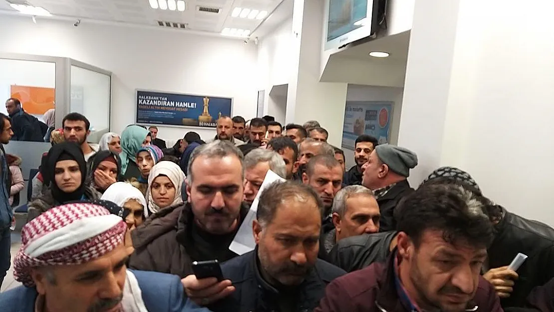 Siirt'te Bir Bankada Resmen İzdiham Yaşandı