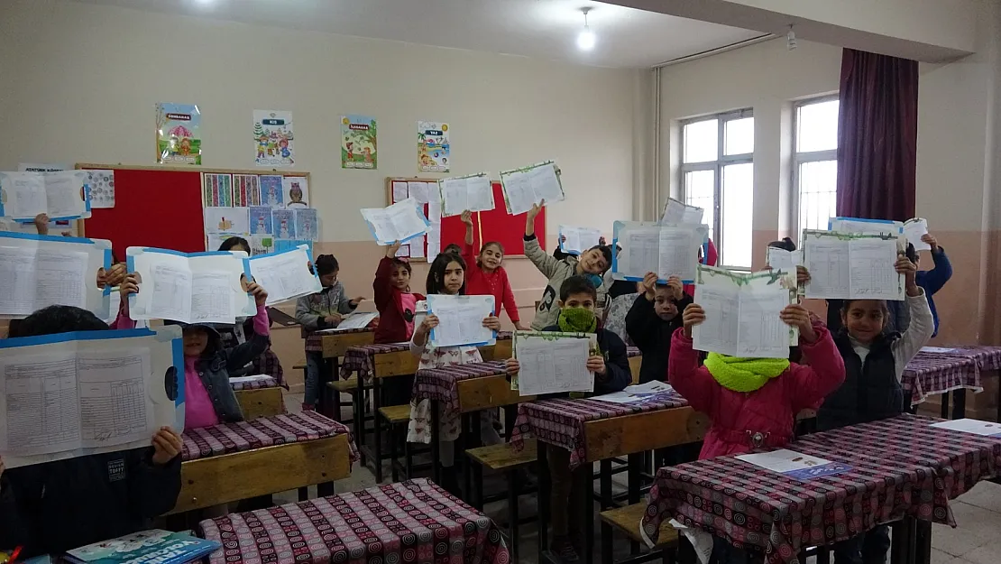 Siirt'te 90 Bin Öğrenci Karnesini Aldı