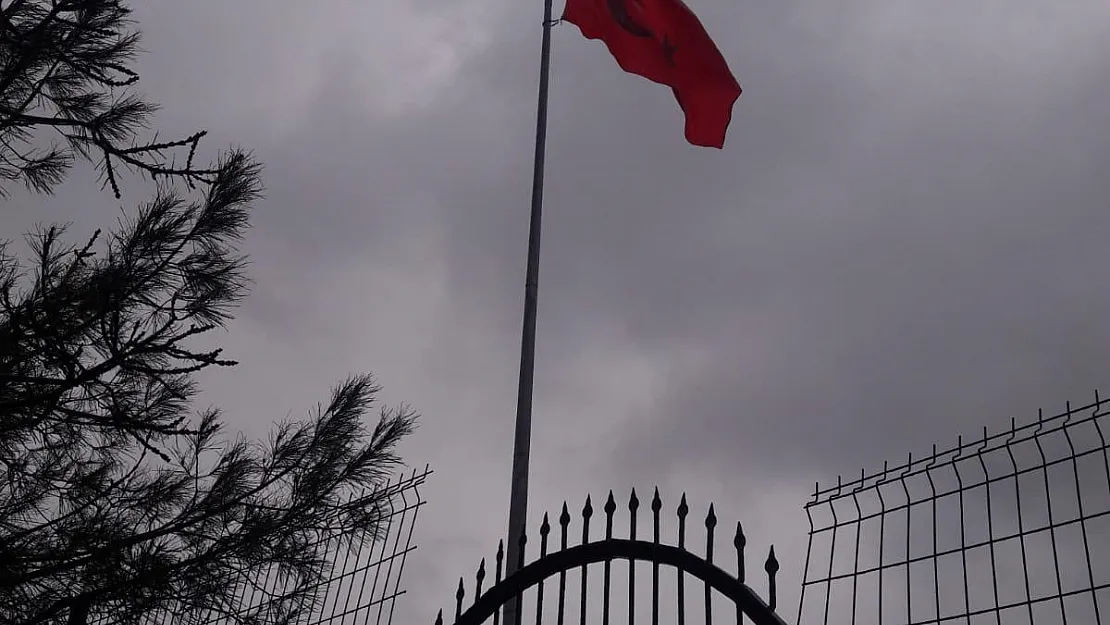 Gökçebağ'da Yırtılan Türk Bayrağı Yenilendi