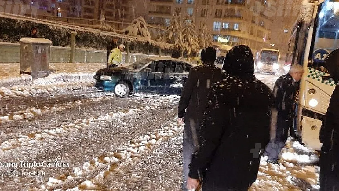 Siirt'te Yolcuları Taşıyan Belediye Otobüsü İle Otomobil Çarpıştı