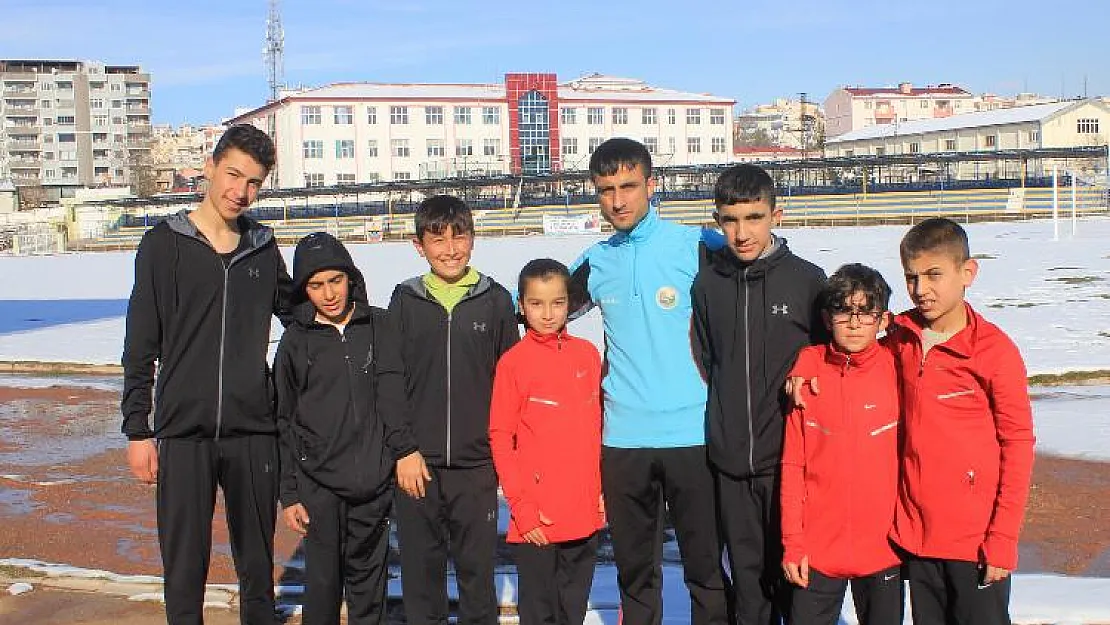 Ünlü Sanatçıdan Siirtli Sporculara Hediye