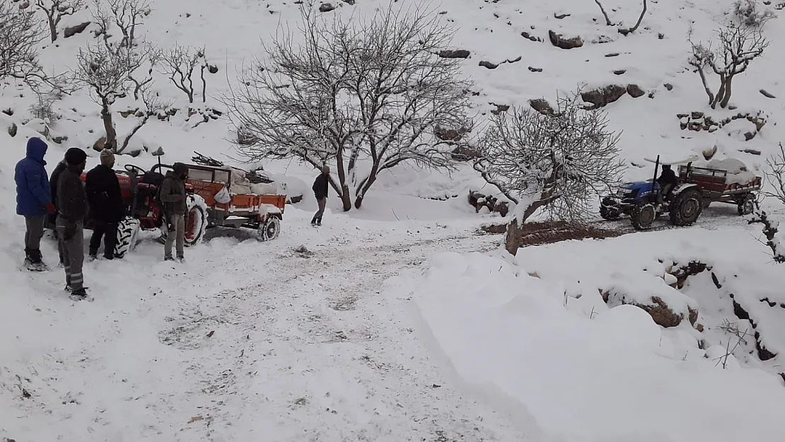 Siirt'te Hayvanlarına Yem Götüren Köylüler Yolda Kaldı