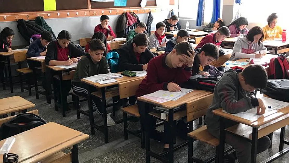 Siirt'te 10 Bin 500 Öğrenci Aynı Anda Sınava Girdi
