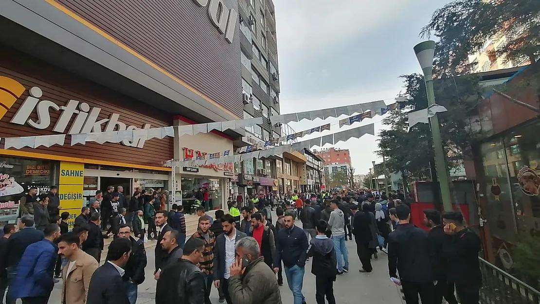 Güres Caddesi'nde Bıçaklı Kavga: 1'i Ağır 2 Yaralı