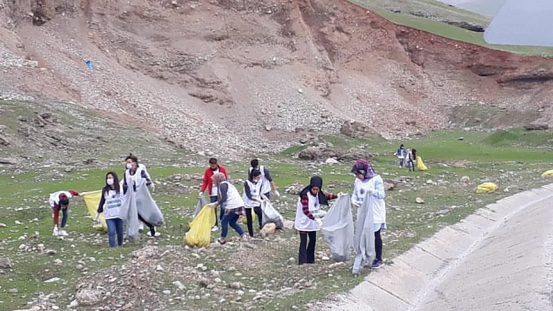 Siirt'te Üniversite Öğrencileri ile Belediye Personeli Temizlik Yaptı