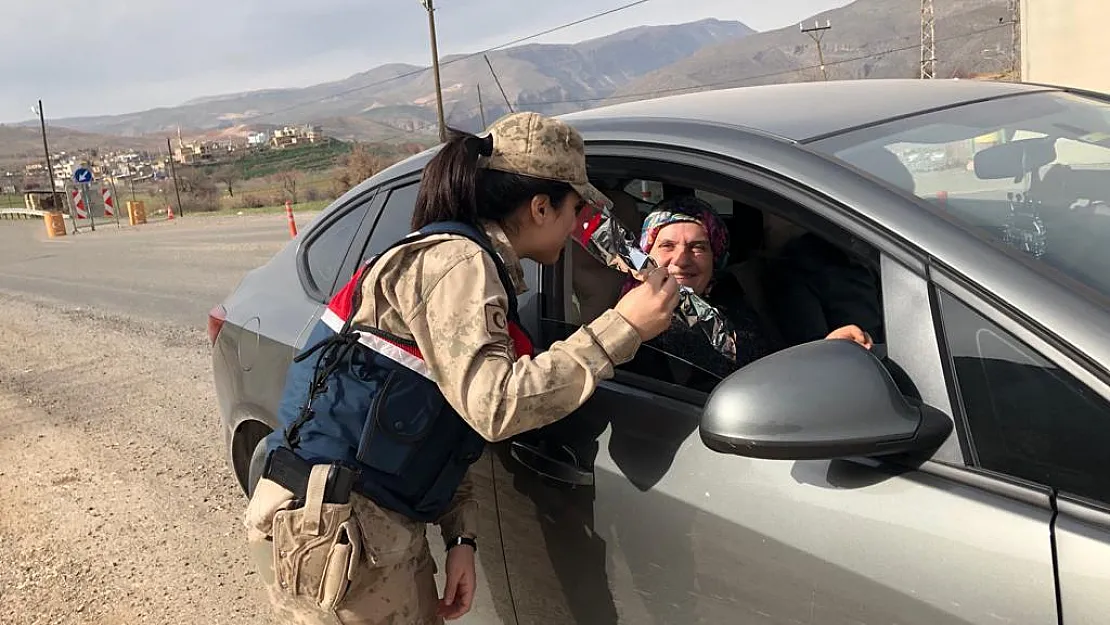 Siirt'te Jandarmadan Kadınlara Karanfil