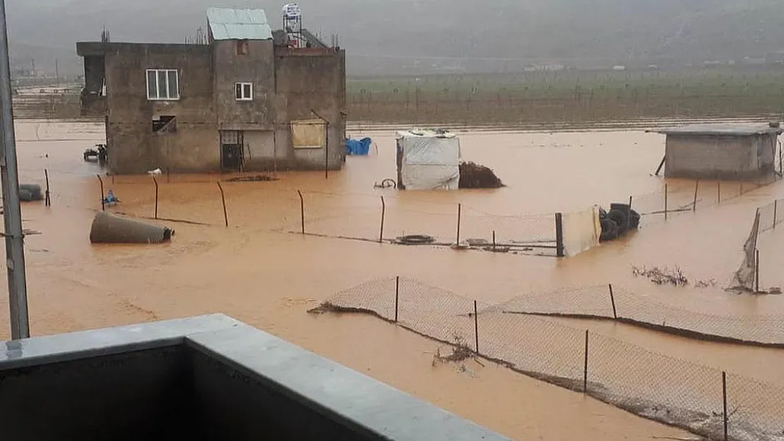 Eruh ve Pervari'de Köyleri Sel Bastı, Vatandaş Evden Çıkamıyor